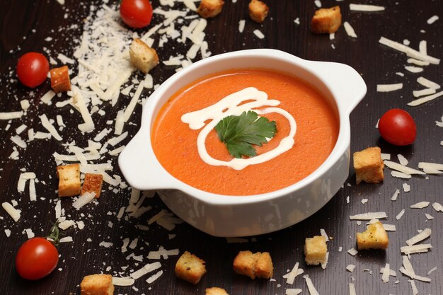 Tomatensuppe Käsecracker Seitenansicht