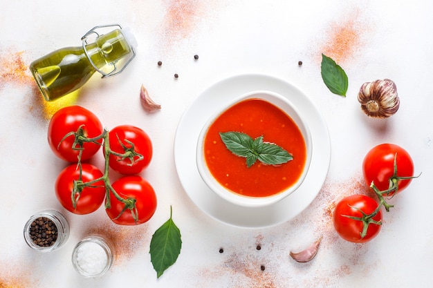 Tomatensuppe mit Basilikum in einer Schüssel.