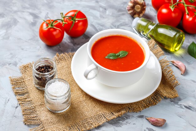 Tomatensuppe mit Basilikum in einer Schüssel.