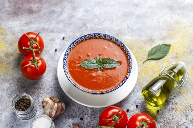 Tomatensuppe mit Basilikum in einer Schüssel.