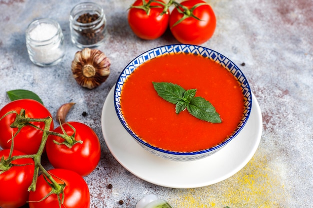 Kostenloses Foto tomatensuppe mit basilikum in einer schüssel.