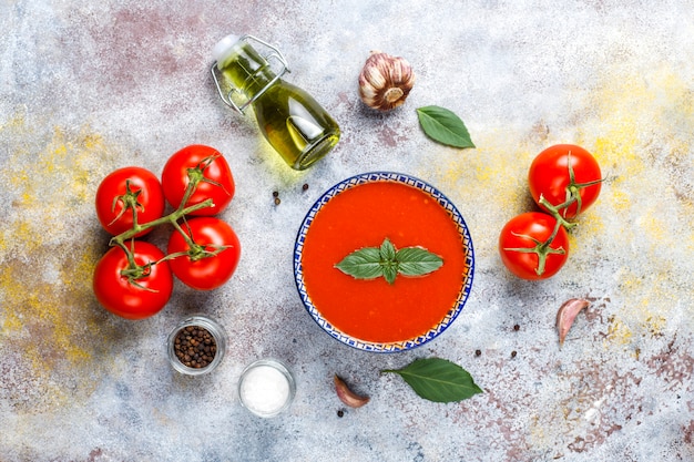 Tomatensuppe mit Basilikum in einer Schüssel.