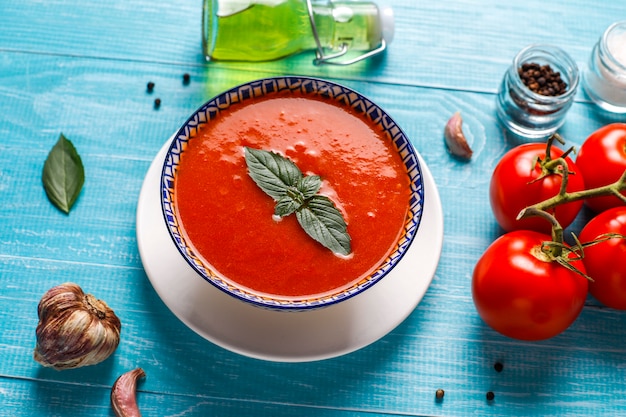 Kostenloses Foto tomatensuppe mit basilikum in einer schüssel.