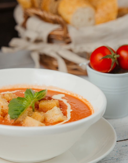 Tomatensuppe mit Brotfüllung und Sahne