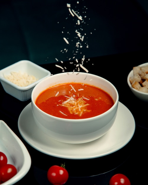 Tomatensuppe mit geriebenem Käse und Crackern