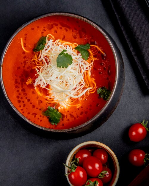 Tomatensuppe mit Käse Draufsicht