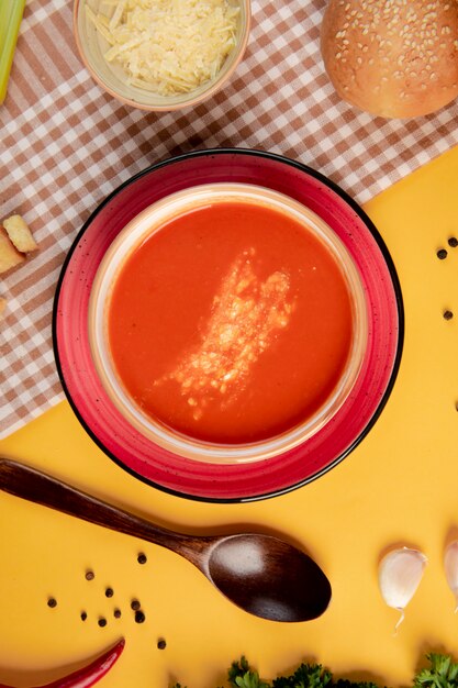 Tomatensuppe mit Käse überbacken