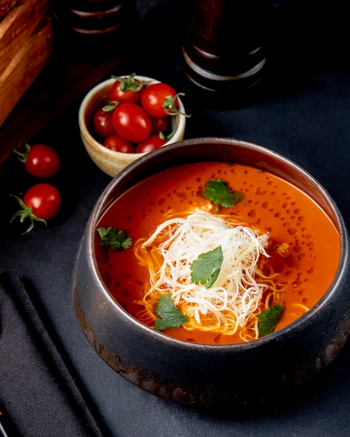 Kostenloses Foto tomatensuppe mit käseseitenansicht