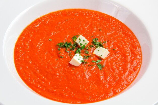 Tomatensuppe mit Kräutern und Käse