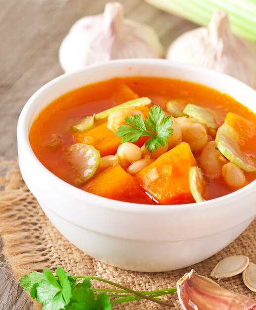 Tomatensuppe mit Kürbis, Bohnen und Sellerie