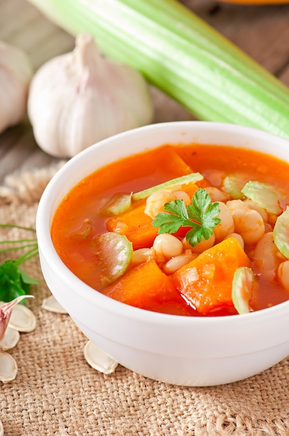 Tomatensuppe mit Kürbis, Bohnen und Sellerie