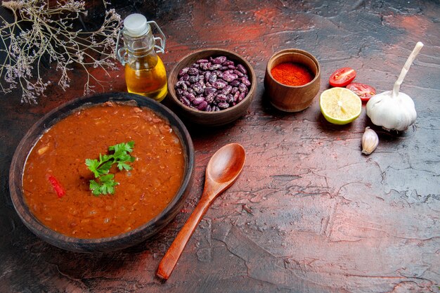 Tomatensuppe Pfeffer Knoblauch Zitrone und Bohnen auf gemischten Farbtabellen