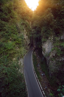 Tonnel auf der einzigartigen und berühmten strada della forra panoramastraße bei höhlen, die von tremosine nach pieve . führen