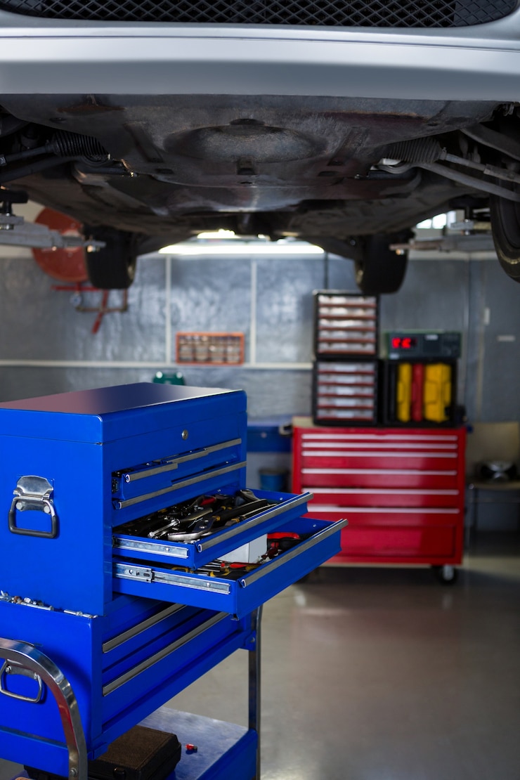 Kostenlose Foto toolbox unter einem auto