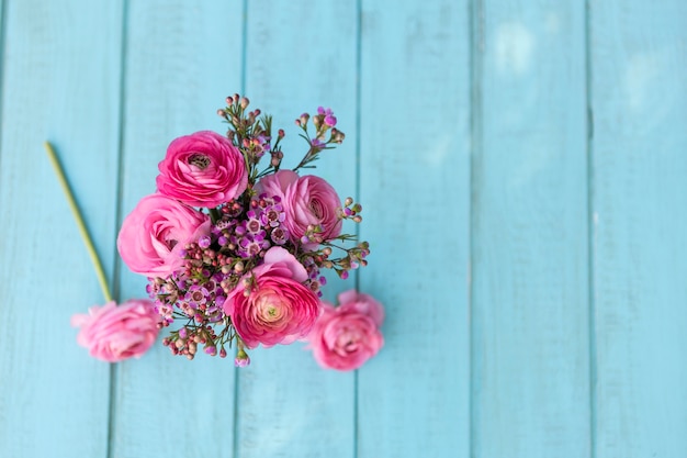 Top Ansicht der Blumen in rosa Tönen auf der blauen Oberfläche