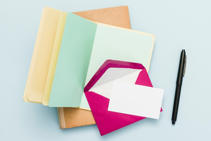 Kostenlose Foto top-ansicht eines offenen buches mit einem stift