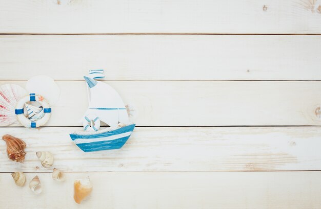 Top-Ansicht Zubehör zu reisen beach.vintage Segelboot mit Shell auf Holzuntergrund.