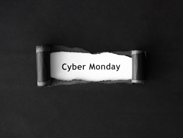 Top-Aussicht von Cyber Monday mit zerrissenes Papier