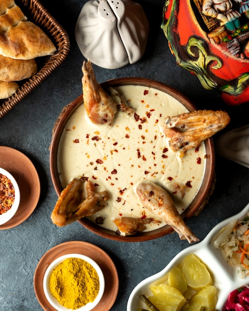 Top gebackenes Huhn mit Käse in Tonschale