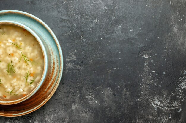 Top hälfte ansicht sternsuppe in schüssel auf dunklem hintergrund