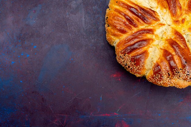 Top näher Ansicht köstliches Gebäck gebackenes Brötchen auf dunklem Hintergrund.