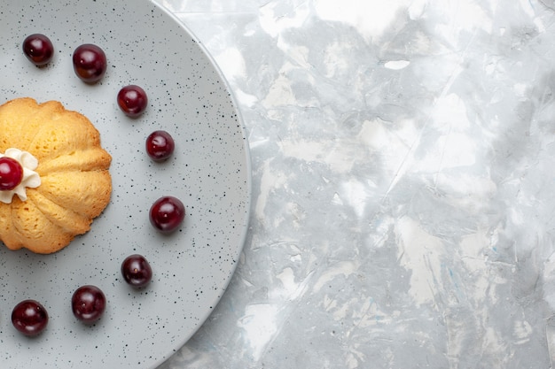 Top Nahansicht Kuchen mit Kirschen auf Graulicht Schreibtisch, Kuchen Keks Creme Obst Foto