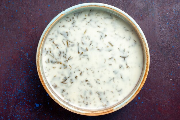 Top Nahansicht leckere Dovga aus Joghurt mit Gemüse innen auf dunklem Tisch, Mahlzeit Essen Suppe grünes Abendessen