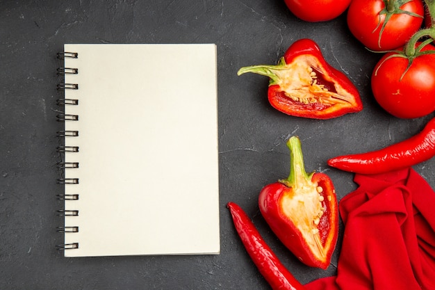 Top Nahaufnahme Ansicht Gemüse Peperoni Paprika Tomaten Tischdecke weißes Notizbuch