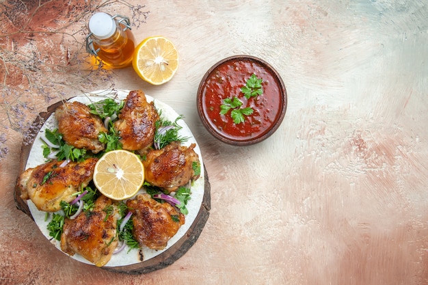 Top Nahaufnahme Ansicht Huhn ein appetitliches Huhn mit Kräutern auf Lavash Zitronenöl-Sauce