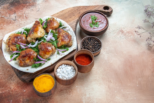 Top Nahaufnahme Ansicht Huhn Huhn mit Zwiebelkräutern auf Lavash auf der Brettsauce bunte Gewürze