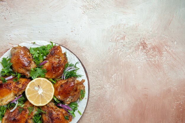 Top Nahaufnahme Ansicht Huhn Stücke des Huhns mit Zwiebelkräutern Zitrone auf Lavash auf dem Tisch