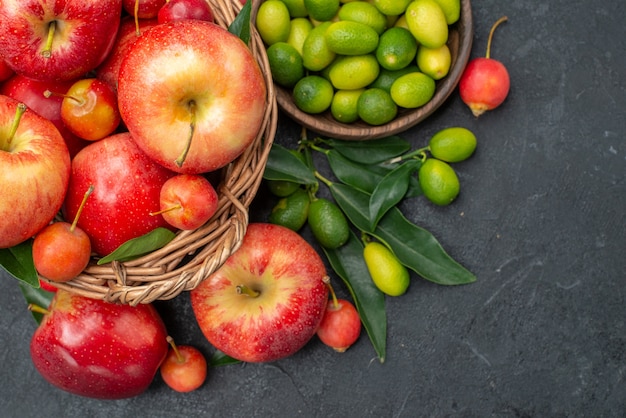 Top Nahaufnahme Ansicht Obstschale von Zitrusfrüchten Korb von Kirschen Nektarinen Äpfeln