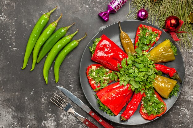 Top Nahaufnahme Ansicht Paprika mit Kräutermesser Gabel Bonbons Peperoni Weihnachtsspielzeug