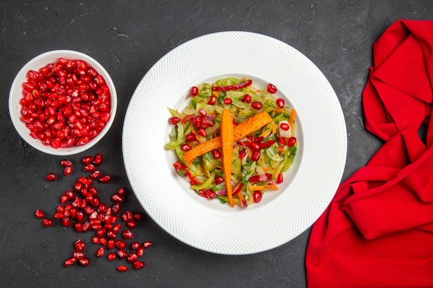 Top Nahaufnahme Ansicht Salat Gemüsesalat Samen der Granatapfel roten Tischdecke