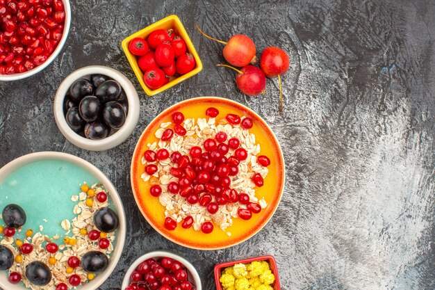 Top Nahaufnahme Beeren die appetitlichen bunten Beeren Haferflocken Samen von Granatäpfeln