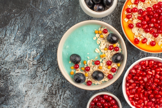 Kostenloses Foto top nahaufnahme beeren die appetitlichen haferflocken rote johannisbeeren trauben granatäpfel