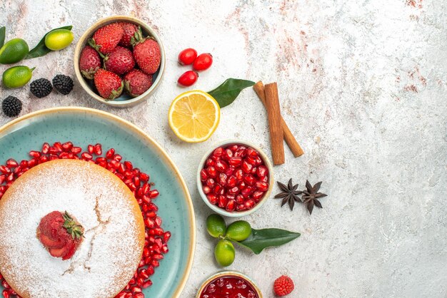 Top Nahaufnahme Beeren Zitrone Zimtstangen Marmelade Beeren der Kuchen mit Erdbeerplätzchen