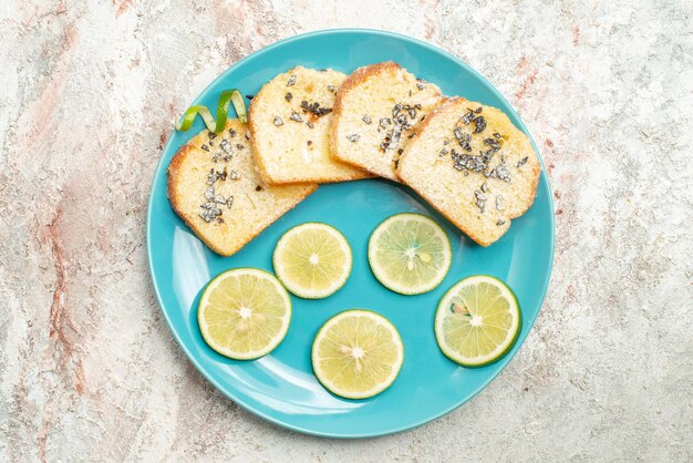 Top Nahaufnahme Brot und Zitrone in Scheiben geschnittene Zitrone und Weißbrot in der Platte auf dem Tisch