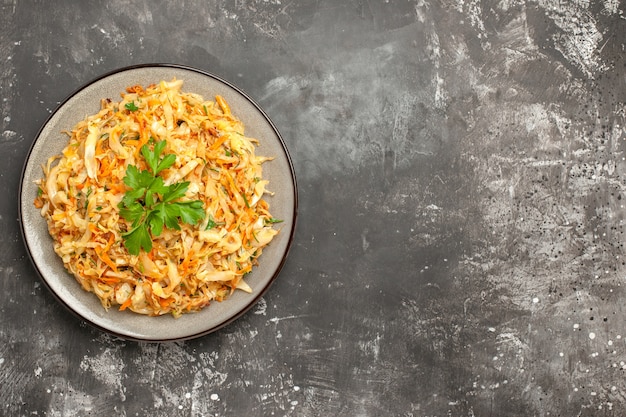 Top Nahaufnahme Kohl der appetitliche Kohl mit Karottenkräutern auf dem weißen Teller