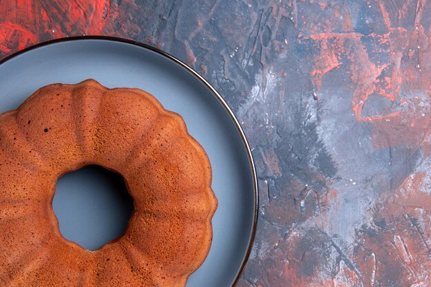 Top Nahaufnahme Kuchen auf dem blauen Hintergrund blaue runde Platte eines appetitlichen Kuchens