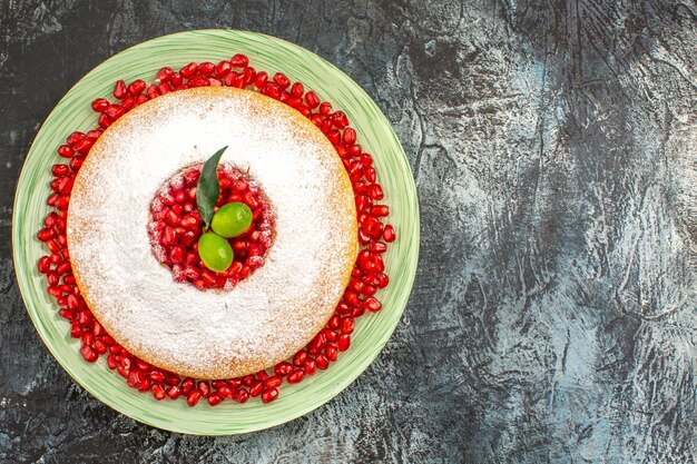 Top Nahaufnahme Kuchen mit Beeren ein appetitlicher Kuchen mit Granatapfelkernen und Zitrusfrüchten