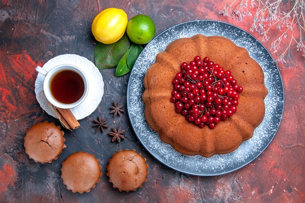 Top Nahaufnahme Kuchen Sternanis Kuchen mit Beeren Limette Zitrone Cupcakes eine Tasse Tee