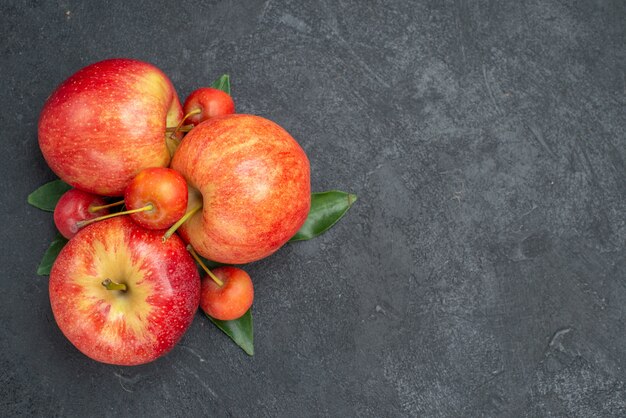 Top Nahaufnahme Obst Äpfel und Beeren mit Blättern