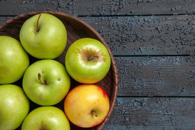 Top Nahaufnahme Äpfel auf Tisch sieben grün-gelb-rote Äpfel in Schüssel auf der linken Seite des dunklen Tisches