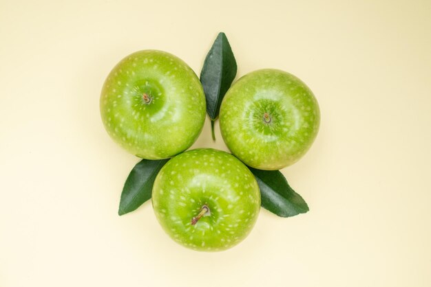 Top Nahaufnahme Äpfel drei appetitliche Äpfel mit Blättern auf der weißen Oberfläche