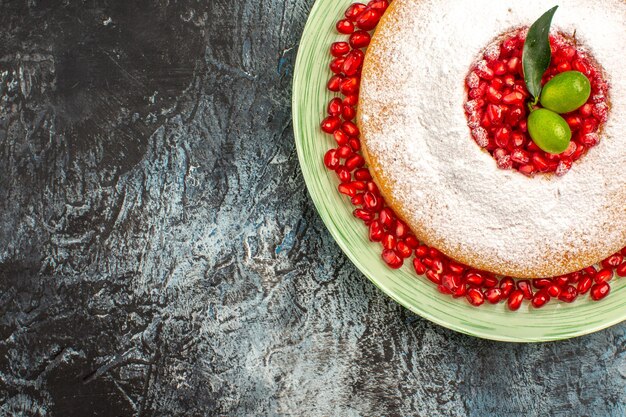 Top Nahaufnahme Torte mit Granatapfel Torte mit Granatapfel und Zitrusfrüchten