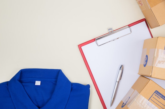 Top Shirt Geschäft und Briefkasten