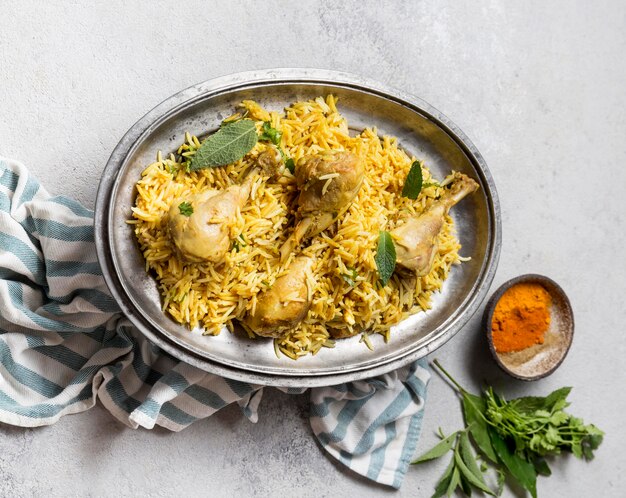 Top View Arrangement mit einem köstlichen pakistanischen Essen