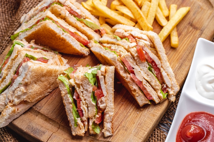 Kostenlose Foto top-view-club-sandwich mit pommes, ketchup und mayonnaise
