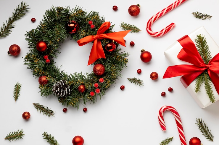 Kostenlose Foto top-view festliche weihnachtsschmuck sortiment mit kopierplatz